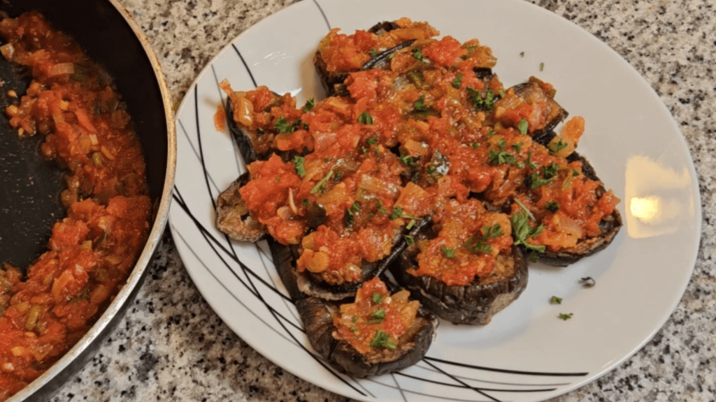 alt Aubergines à la grecque – Frites et nappées de sauce tomate maison